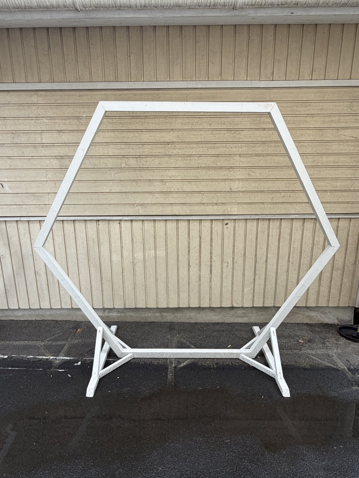 Valkoinen puinen hexagon juhlakaari 2,1x2,1m